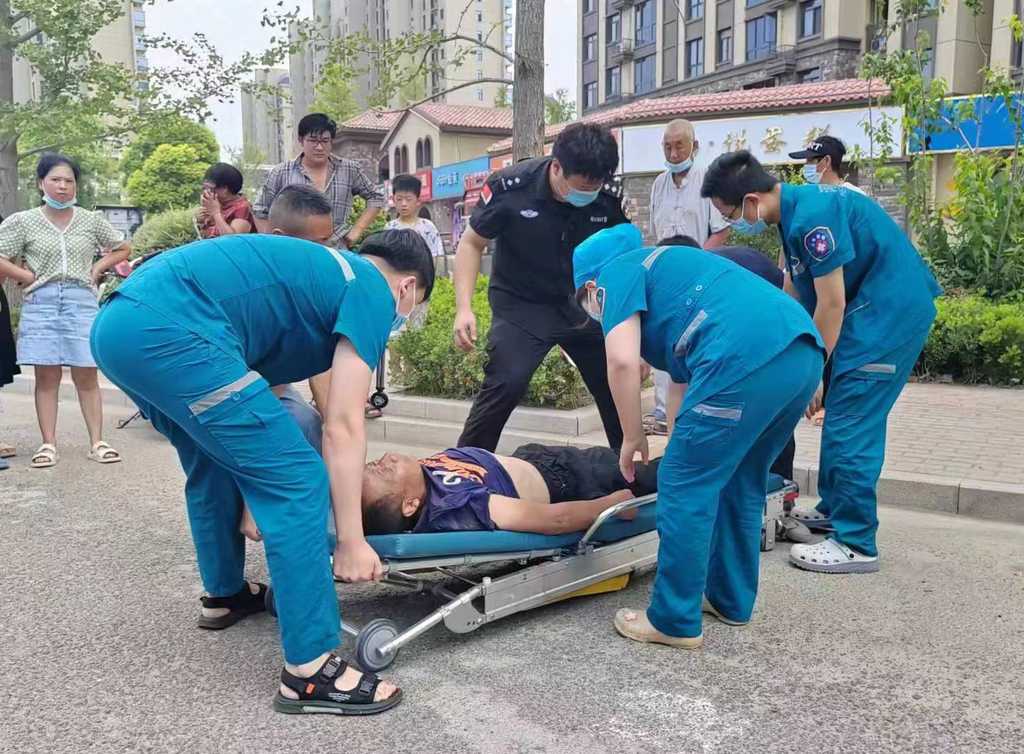 柘城:老人中暑晕倒路边 民警救助转危为安