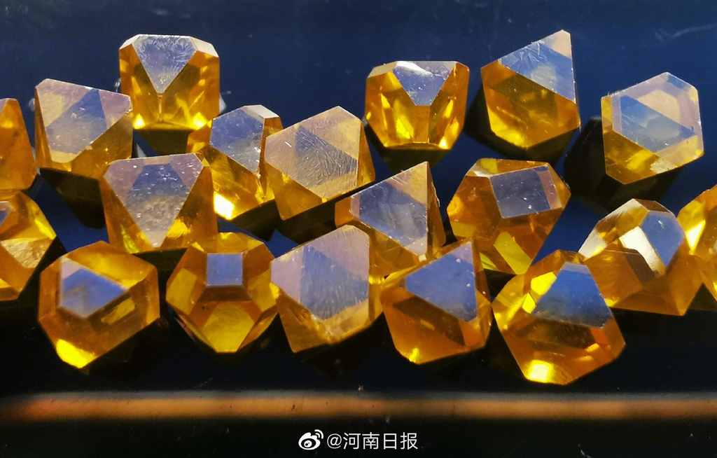 目前,柘城年产金刚石单晶15亿克拉,微粉47亿克拉,加工首饰钻石13亿