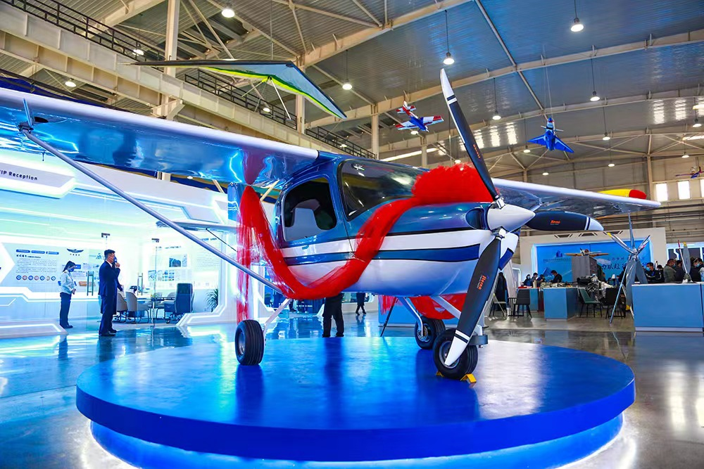 中国民用航空局机场司副司长马志刚代表中国民用航空局发来致贺视频.