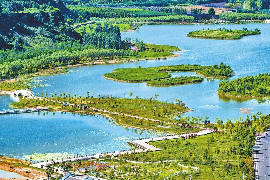 7月15日,调水调沙后的黄河生态廊道三门峡好阳河公园段景色美不胜收.