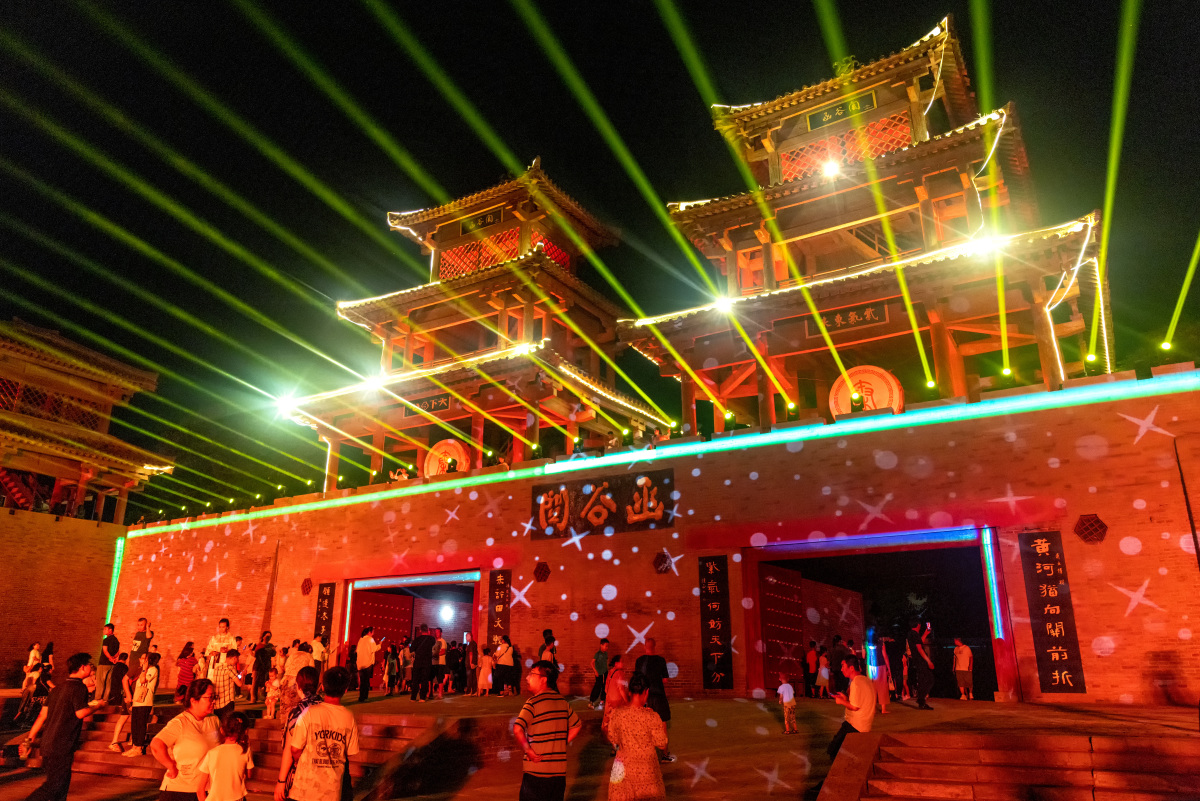 7月1日晚,沉浸式实景演出《问道函谷》首场预演在河南省灵宝市函谷关