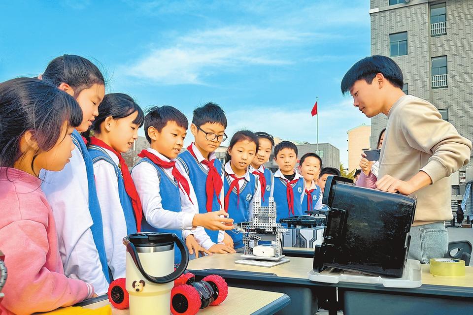 11月23日,许昌市文化街小学举办科技节活动,以调动孩子们学科学,爱