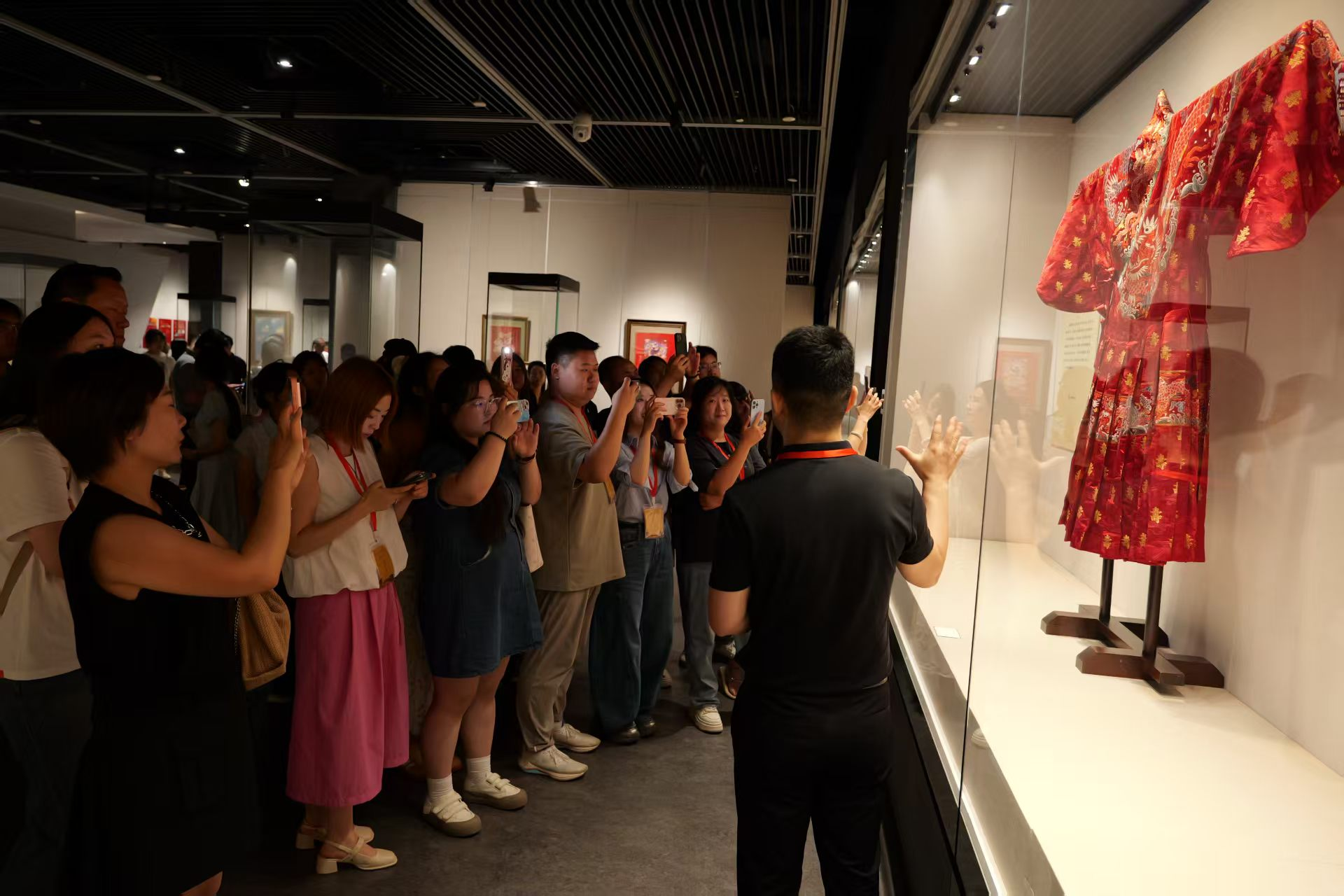 云锦故宫百年纪念特展开幕 数百件珍品亮相郑州商代都城遗址博物院 | 香港中原网