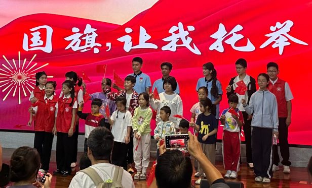 共举国旗 同抒爱国情怀